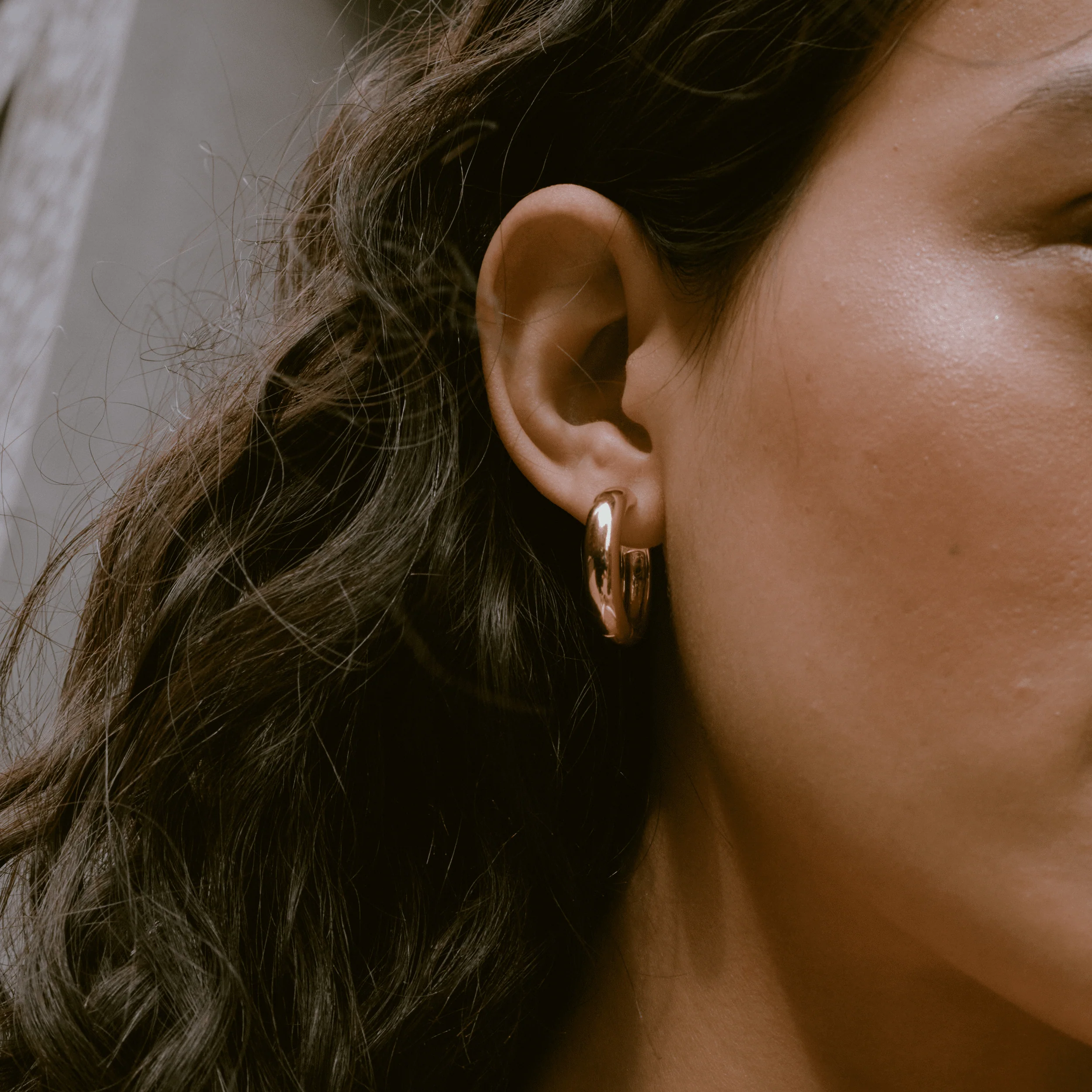 Medium Chunky Hinged Hoop Earrings - Image 12