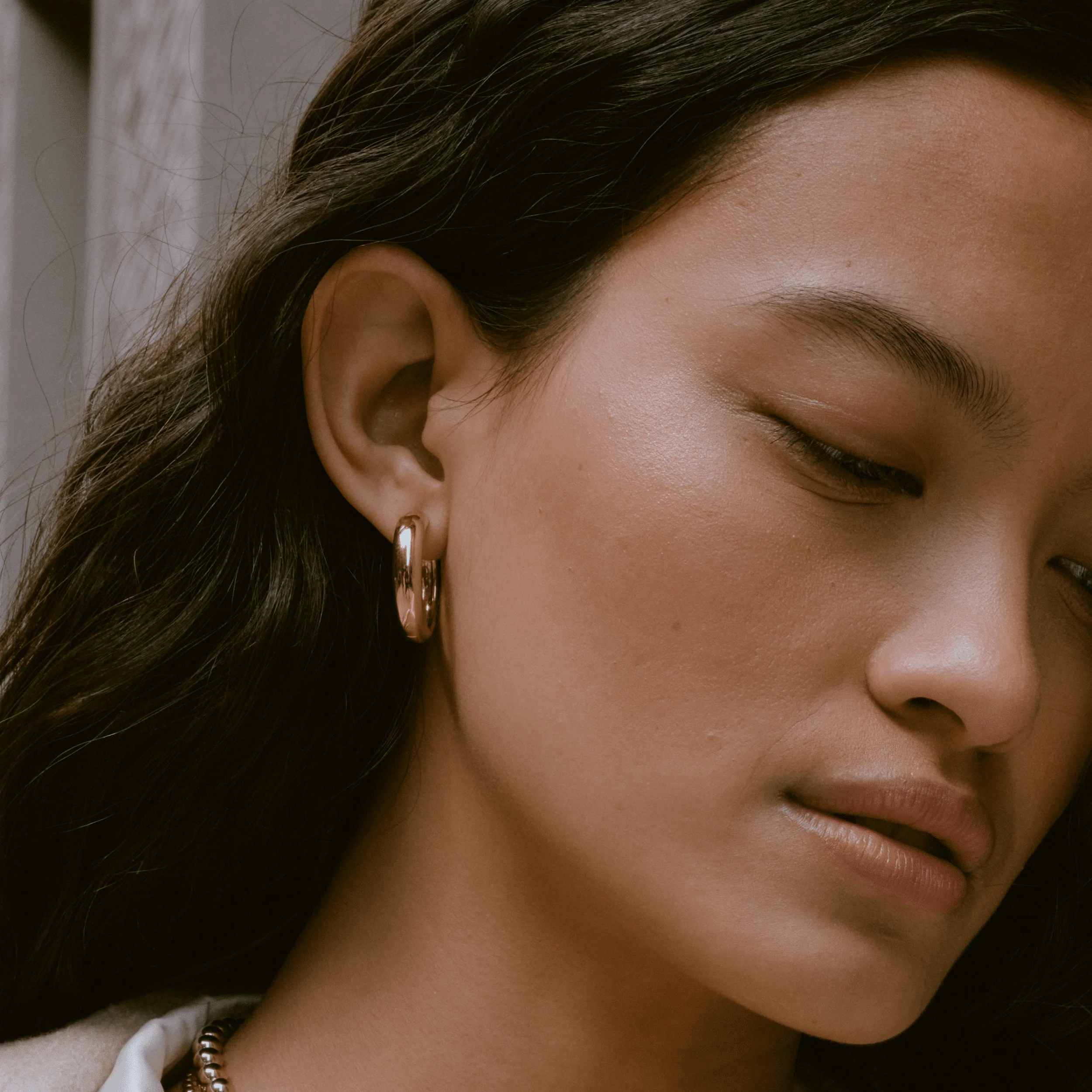 Medium Chunky Hinged Hoop Earrings - Image 13