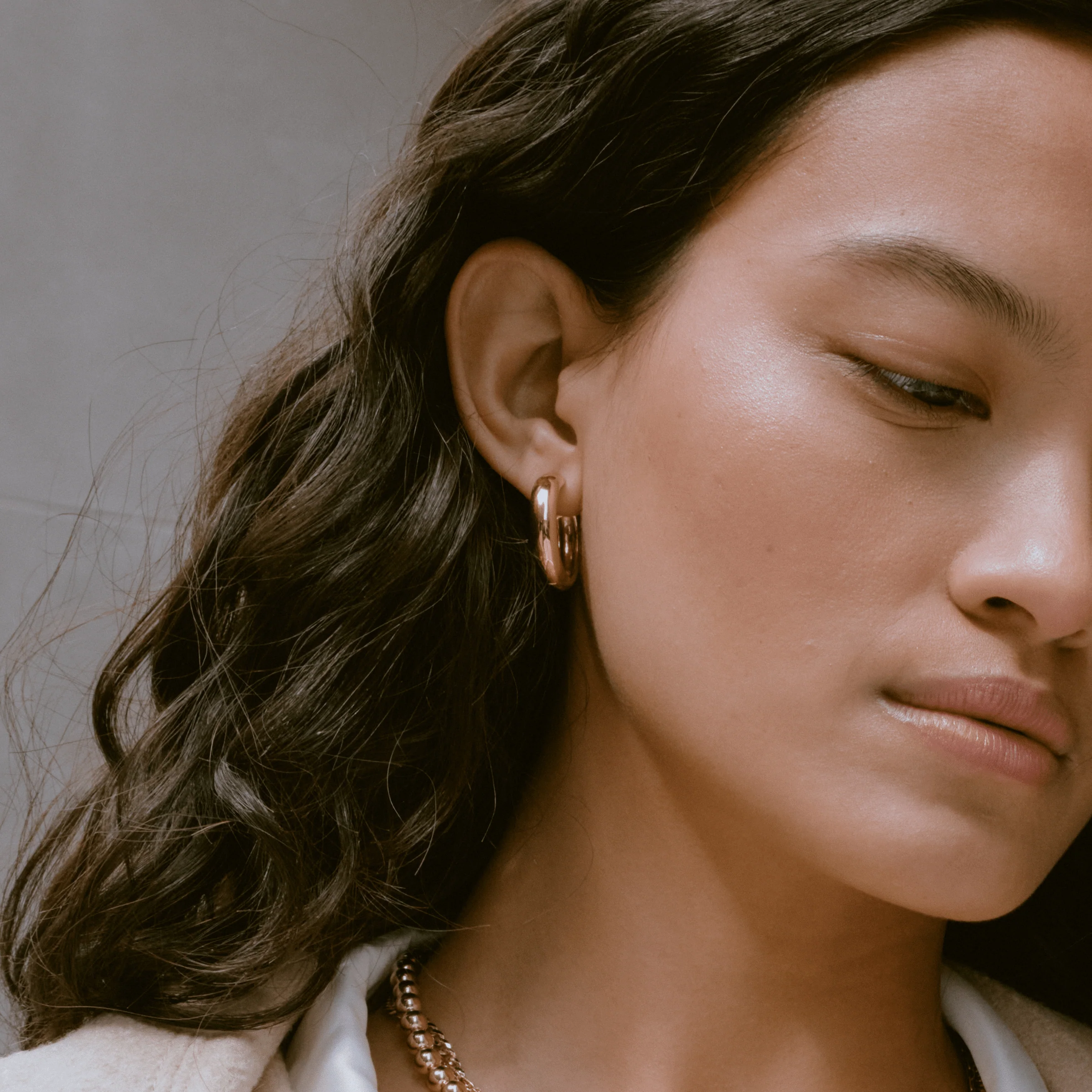 Medium Chunky Hinged Hoop Earrings - Image 14