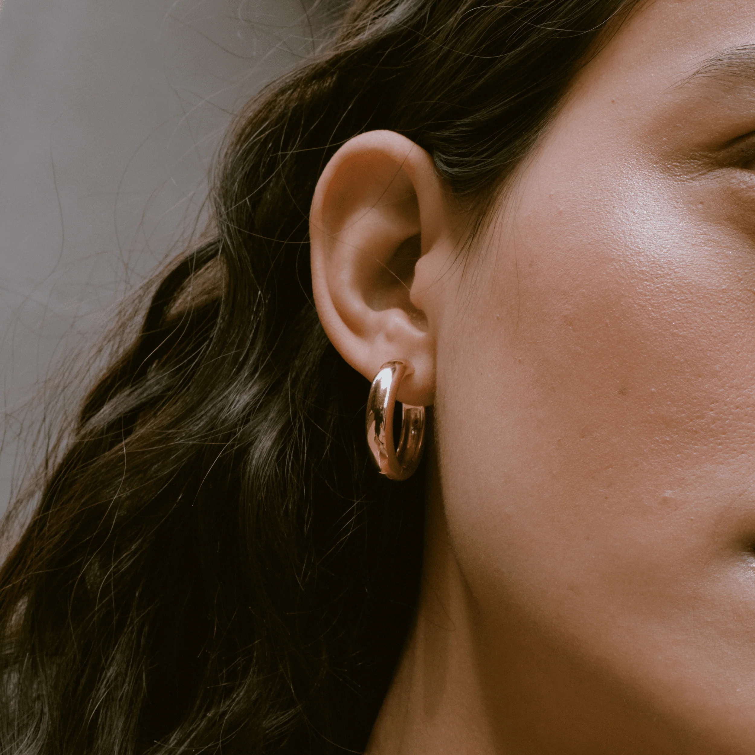 Medium Chunky Hinged Hoop Earrings - Image 15